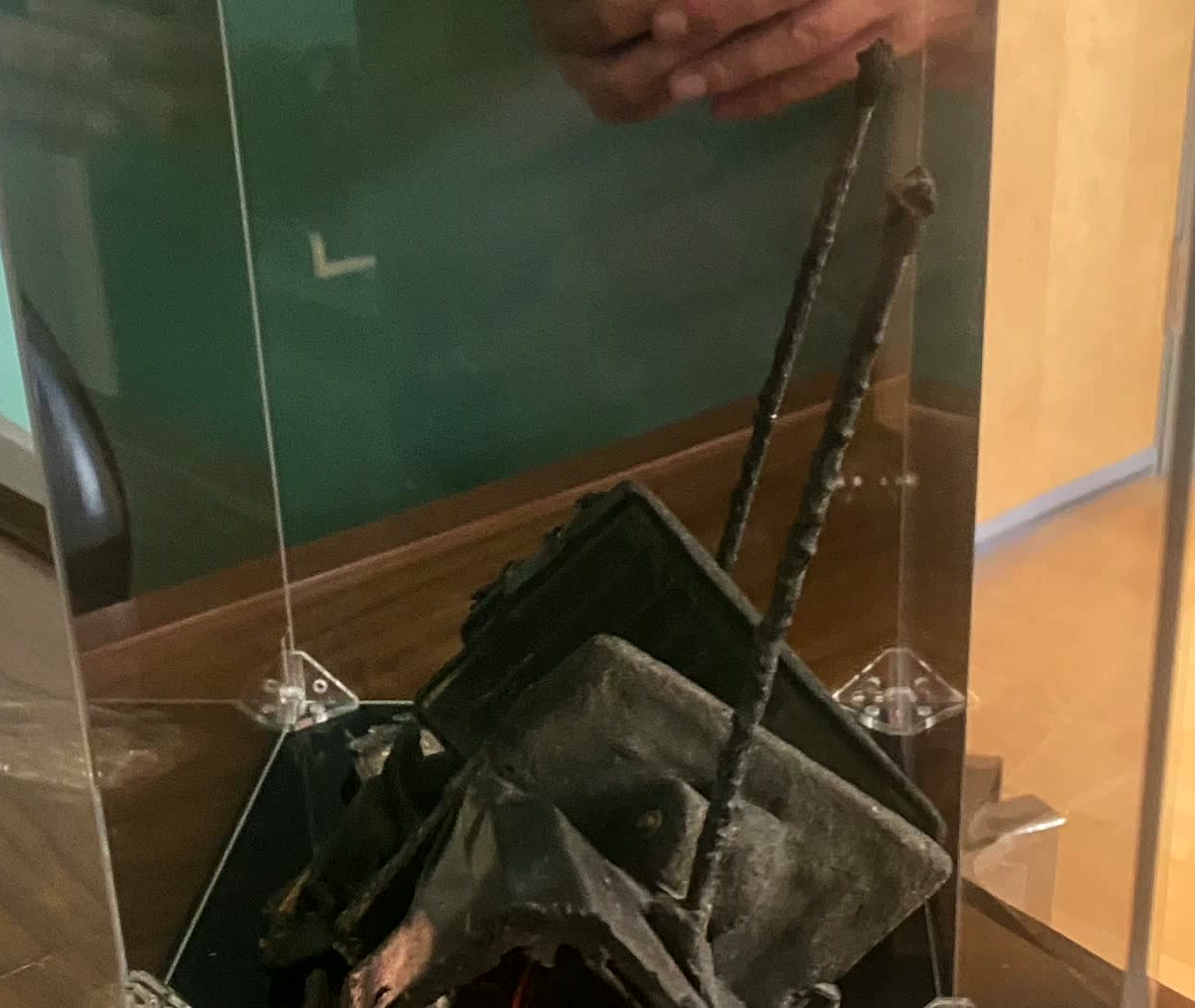 The melted janknode in a glass case