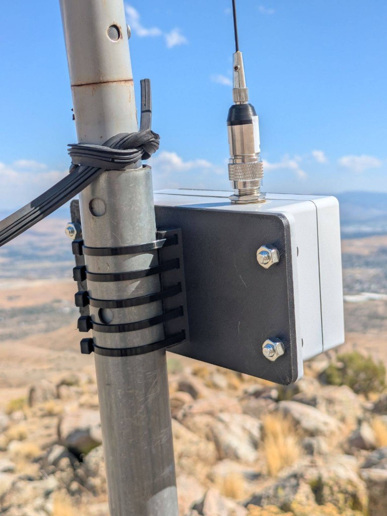 ANDMan's ABS-GF bracket and black zip ties on ME0002, close-up