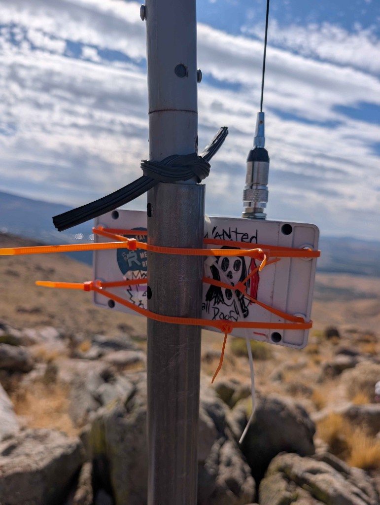 Orange zip ties and the WANTED sticker on ME0002